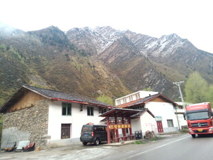 山间村落民居与车辆