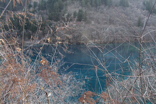 冬日蓝湖与岸边枯苇