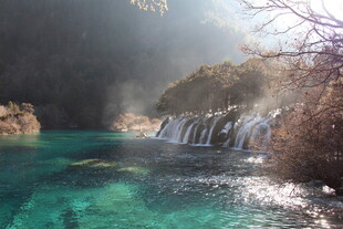 绝美清澈的山间瀑布景观