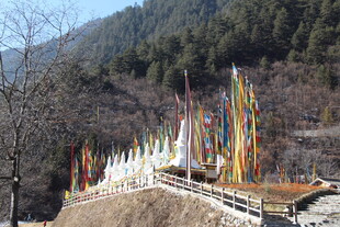 山间五彩经幡装点美景