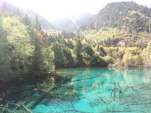 梦幻清澈的山间幽蓝湖泊