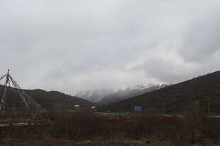 山间云雾缭绕的景致