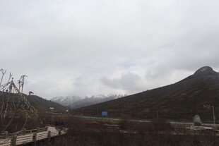 山间云雾缭绕的自然风光