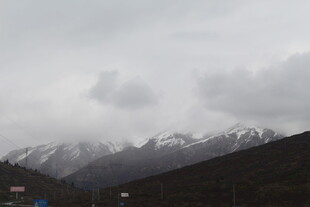 雪山云雾缭绕的壮丽景致