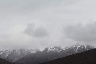 云雾缭绕的雪山美景