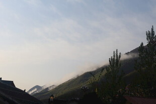 山间景色 云雾缭绕的村落