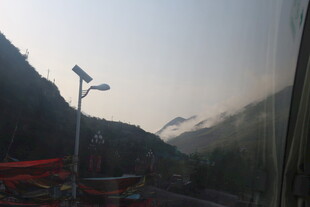 山间路旁的太阳能路灯