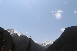 壮丽山谷雪山蓝天美景