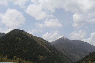 蓝天白云下的巍峨山脉