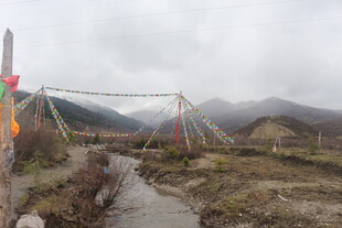 山间吊桥与蜿蜒小道