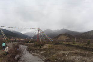 山间吊桥与蜿蜒小路