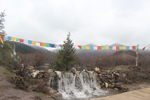 山间经幡伴流水景观