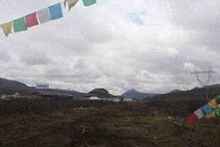 草原上的五彩经幡