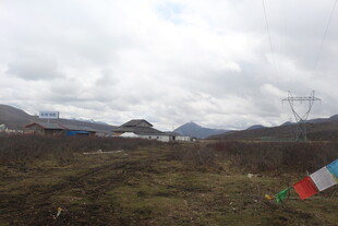 山间风景与经幡