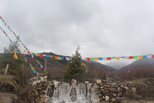 山间经幡与流淌瀑布