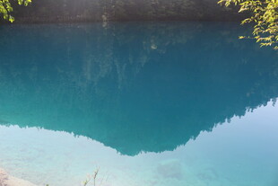清澈蓝湖 自然静谧之景