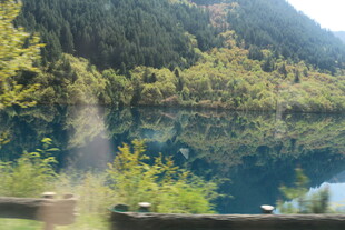 山间幽蓝湖泊美景