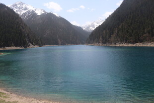 高山间的澄澈蓝湖