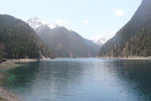 宁静山水间的清幽湖泊