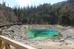 山间碧绿幽潭美景