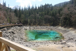 山间碧绿湖泊栈道美景