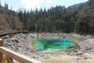 山间碧绿清澈的美丽湖泊