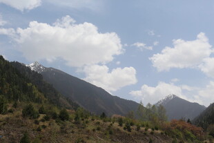 山间美景 蓝天白云映青山