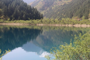 山间幽蓝湖泊美景