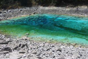 蓝绿色矿坑湖景观