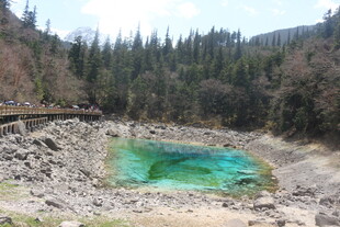 山间碧绿清澈的美丽湖泊
