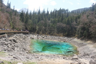 山间碧绿湖水风景如画