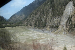 山间湍急河流壮丽景观