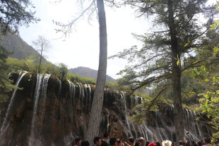 山间瀑布下的热闹景象