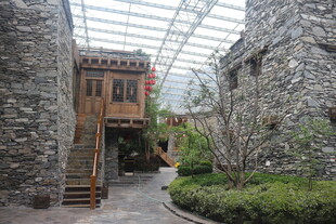 石砌建筑内的绿植庭院