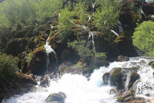 山间溪流瀑布景观