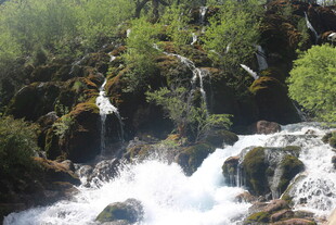 山间溪流瀑布自然美景