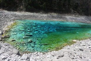 梦幻蓝绿相间的清澈矿湖