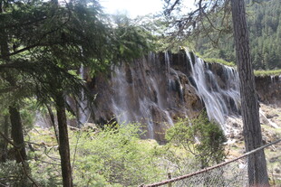 山林间的美丽瀑布景观