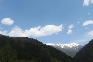 蓝天白云下的山峦雪峰