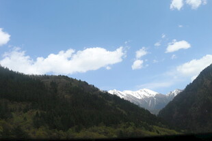 山间美景 蓝天白云映青山