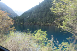 山间幽蓝湖泊与葱郁植被