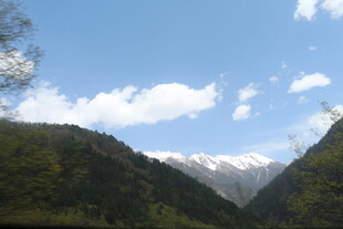 山间美景 远处雪峰映蓝天