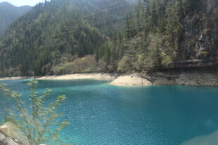 蓝湖青山间的自然美景