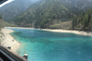 清澈蓝绿色的山间河流景色