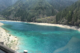 清澈蓝绿色河流与山林美景