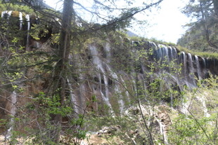 山间挂壁瀑布绿植相伴