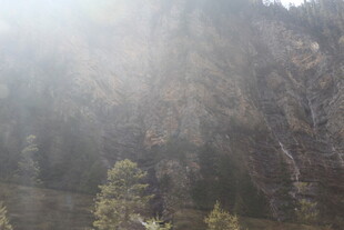 山间晨雾弥漫的秀丽景致