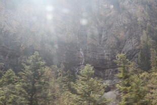 阳光穿透山林的自然美景