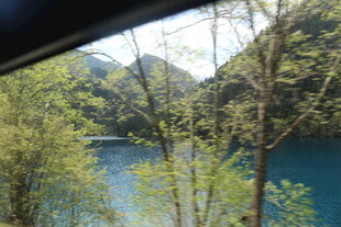 窗外秀丽山水景色