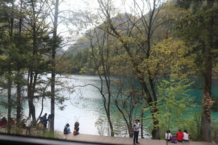 九寨沟湖畔游人赏景